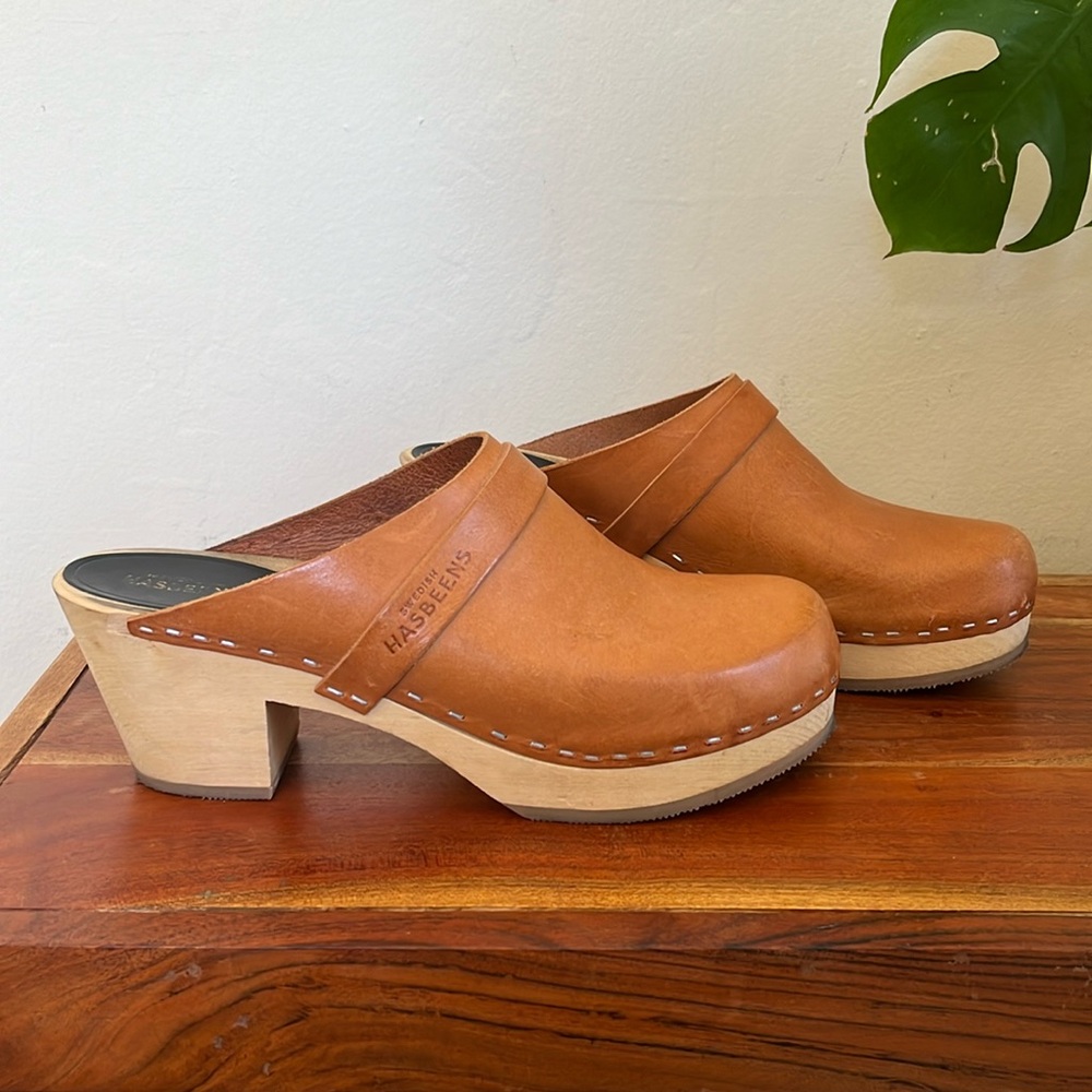 Tan Swedish Hasbeens clogs